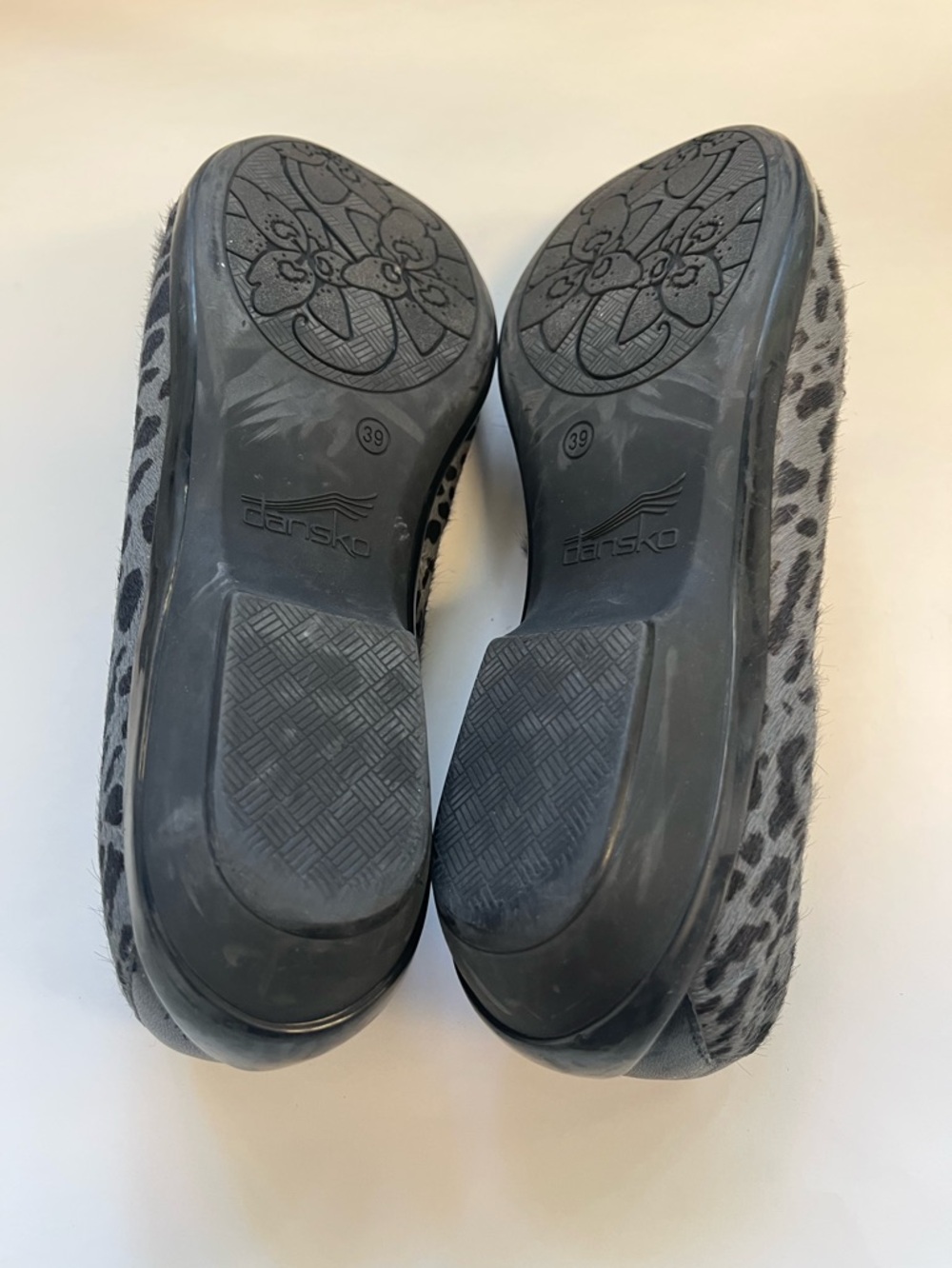 Dansko Leopard-Print Gray & Black Leather Calf Hair Loafers Sz. 39 - Picture 5 of 7